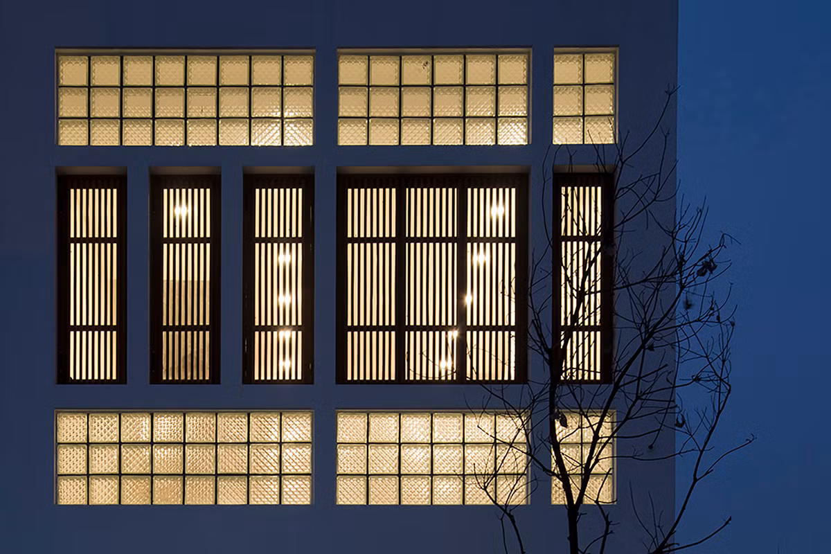 Cùng với đó là cửa sổ kính và lam gỗ.