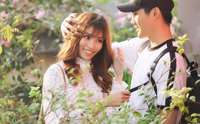 Nối dài danh sách "chia tay" năm 2017 là sự góp mặt của cặp đôi Quang Hùng - Chế Nguyễn Quỳnh Châu. Sau 3 năm gắn bó, nữ người mẫu công khai chia tay bạn trai vào cuối tháng 6/2017. Quỳnh Châu nhấn mạnh không hề biết lý do bạn trai buông tay là gì. Tuy nhiên, cô phủ nhận tin đồn đổ vỡ tình cảm do Quang Hùng là gay.