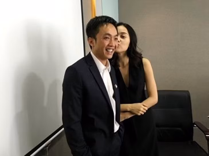 Sáng nắng chiều mưa", "cuộc tình follow - unfollow"... là những cụm từ mà khán giả dùng để mô tả về mối quan hệ tình ái giữa Hạ Vi và Cường "Đô La". Sau 2 năm yêu đương với vô số giận hờn và "sóng gió", Hạ Vi chính thức tuyên bố chia tay đại gia phố núi vào giữa tháng 7/2017.