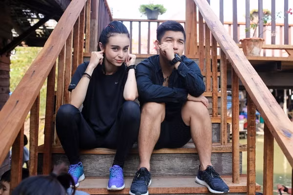 Cuối tháng 3/2017, Cường Seven bất ngờ đăng tải dòng trạng thái thông báo chia tay MLee sau 4 năm hẹn hò. "Bông hồng lai" cũng lên tiếng lý giải đổ vỡ tình cảm ngay sau đó: "Càng lớn suy nghĩ hai người càng khác nhau, những mong muốn, những cảm xúc cũng thay đổi nhiều và đến hôm nay thì không tìm được tiếng nói chung nữa".