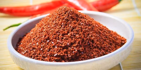 Về mùi vị, ớt bột trộn màu không có mùi cay đặc trưng, có mùi phẩm màu. Ớt bột thật nếu đưa lên mũi có thể ngửi thấy mùi cay đặc trưng của ớt. Người không quen có thể bị sặc mùi, hắt hơi. Ảnh: Thatgia.