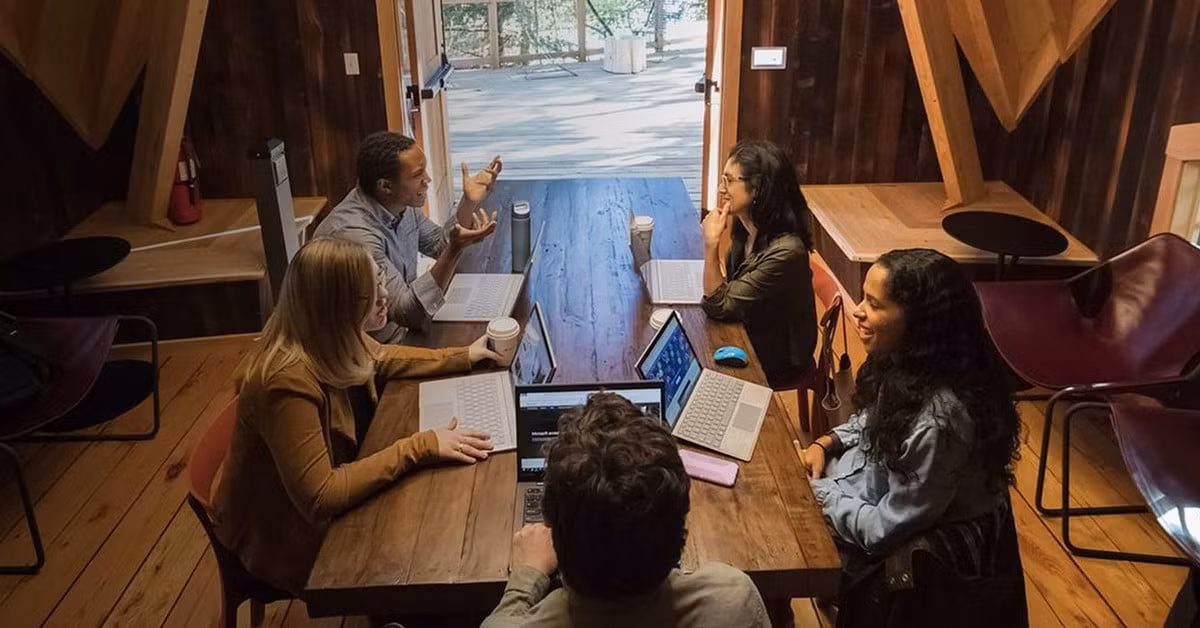 Thay vì đưa nhân viên vào những tòa nhà bê tông, khô cứng giữa phố thị, gã khổng lồ công nghệ Microsoft đã xây dựng một văn phòng làm việc trên cây đẹp như cổ tích cho viên tại trụ sở văn phòng Tây Bắc Thái Bình Dương.