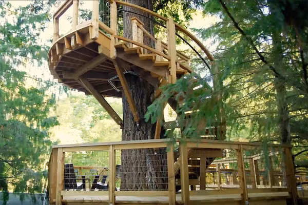 Lối đi là cầu thang gỗ độc đáo.