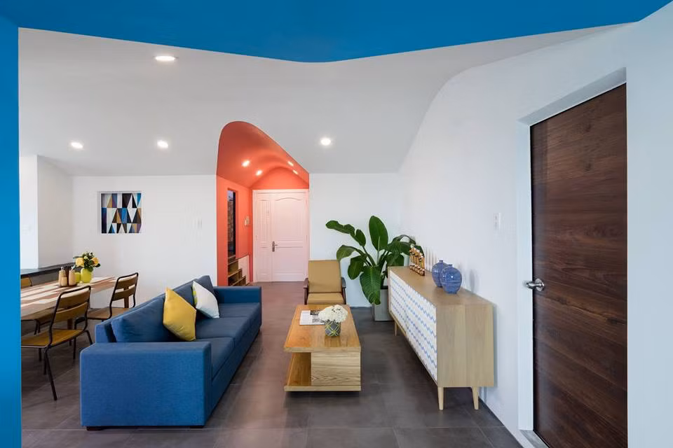 Theo mong muốn của gia chủ, sống trong không gian thoáng mát, gợi cảm giác thân thiết, gắn bó với quê nhà Tây Ninh, KTS Nguyễn Đặng Anh Dũng cùng các cộng sự ở AD+studio sử dụng sắc màu đỏ, xanh làm điểm nhấn.