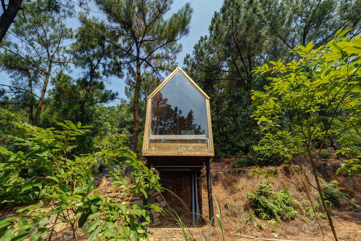 Để đảm bảo an toàn, kiến trúc sư dụng móng đá và vật liệu nhẹ.