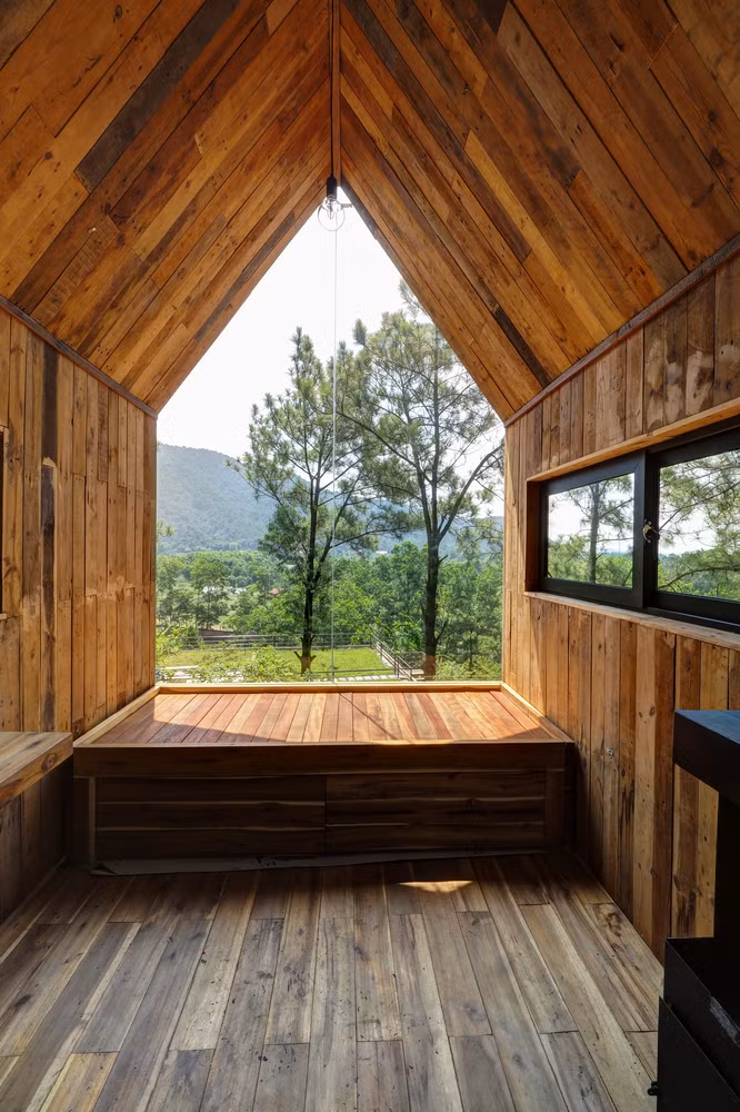 Nhà làm bằng gỗ keo kết hợp với gỗ thông để giảm chi phí.