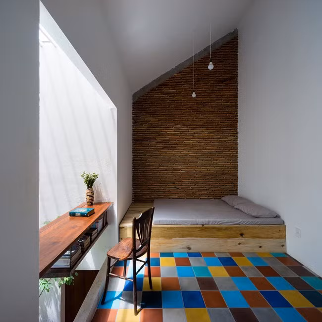 Phòng ngủ nhỏ, nhưng gọn gàng và đầy sức sống. Ảnh: ArchDaily.