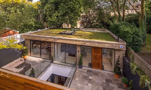 Toạ lạc tại Hampstead Heath Lodon, Anh, ngôi biệt thự gây ấn tượng bởi toàn bộ đều nằm dưới lòng đất.