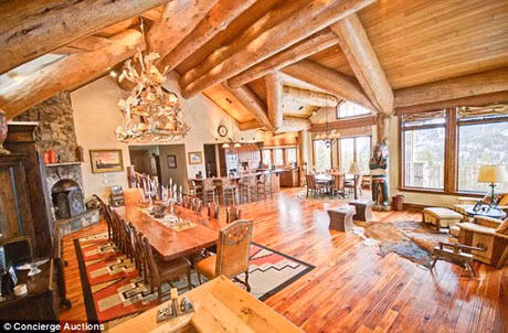 Khu biệt thự xây bằng gỗ mộc có tổng cộng 8 phòng ngủ và 12 phòng tắm. Dưới sàn nhà đều lắp đặt hệ thống sưởi ấm tự động.