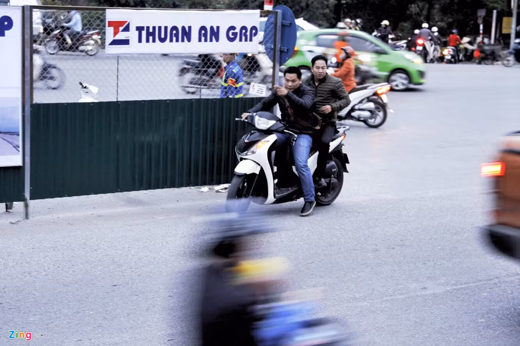 Theo ghi nhận vào dịp cuối tuần, dù biển cấm đi ngược chiều đã được cắm hơn 1 tháng, một số người vẫn cố tình đi vào.