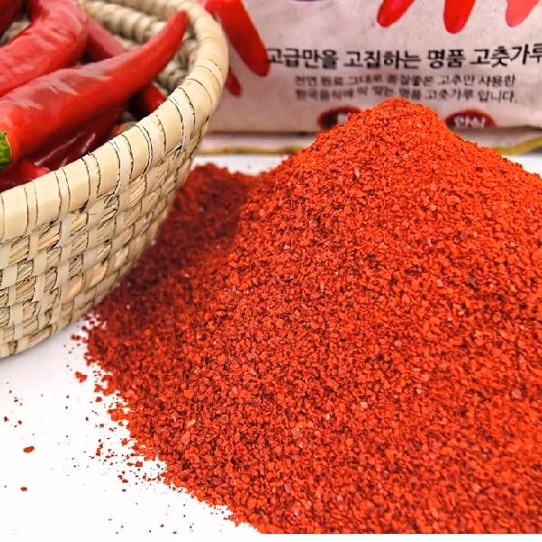 Ớt bột nhuộm phẩm màu độc hại cũng là loại thực phẩm có thể gây ngộ độc, thậm chí gây ung thư nếu sử dụng lâu dài. Ảnh: Beemart.