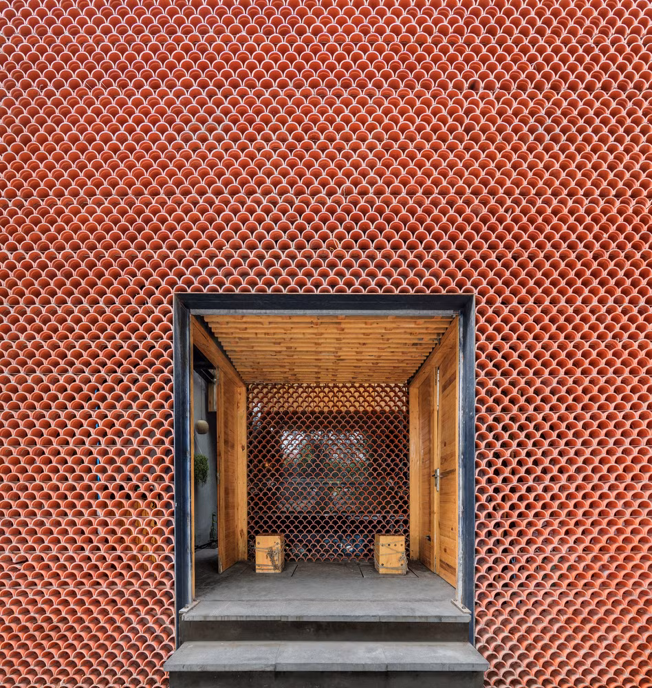 Ấn tượng nhất là mặt tiền sử dụng toàn ngói truyền thống Bát Tràng.