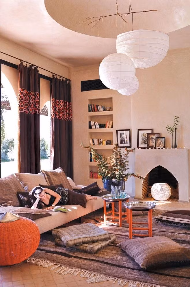Căn phòng ấm cúng và thanh lịch với điểm nhấn trên trần bằng lồng đèn giấy.