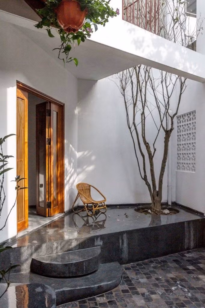 Mặt tiền ngôi nhà ấn tượng với khoảng hiên mát mẻ và xinh xắn.