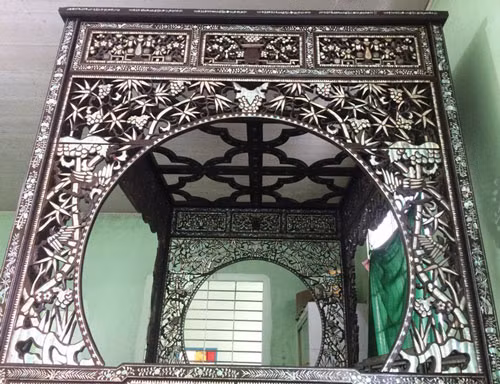 Bên trong và bên ngoài giường đều được cẩn xà cừ tinh xảo. Ảnh: Vietnamnet.