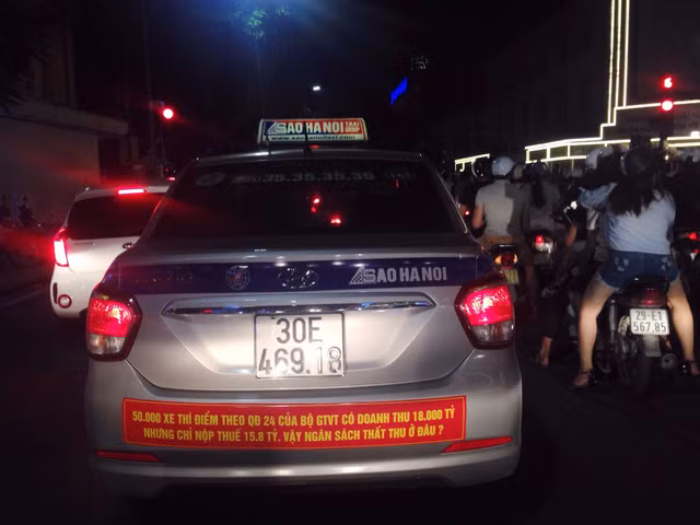 Sau HN, den luot taxi Sai Gon dan bieu ngu phan doi Uber - Grab-Hinh-3