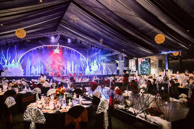 Phải mất tới 50 ngày, hàng trăm người mới có thể tạo dựng một hội trường cưới hoành tráng đến thế. Ảnh: L'amant Studio.