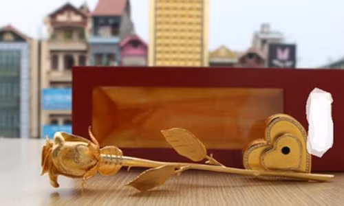 Hoa hồng vàng 24k: Món quà tặng 20/10 này có giá từ vài triệu đến vài chục triệu đồng/bông