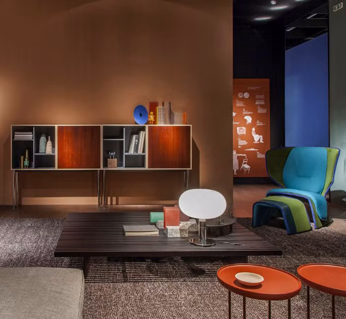 Phòng khách đa sắc màu thể hiện rõ nét cá tính của gia chủ. Ảnh: Interiorzine.