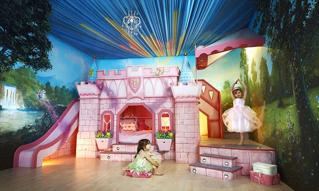 Nhà đồ chơi có đầy đủ điện, nước, lò sưởi không khác một ngôi nhà thật sẽ là món quà dành cho bé gái là con của tỷ phú khi nó có giá 52.000 bảng Anh (1,6 tỷ đồng). Ảnh: DM.