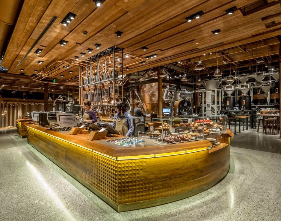 Tại đây, khách hàng sẽ được tận mắt chứng kiến hạt cà phê được rang xay và pha chế thành đồ uống như thế nào. Ảnh: Starbucks.