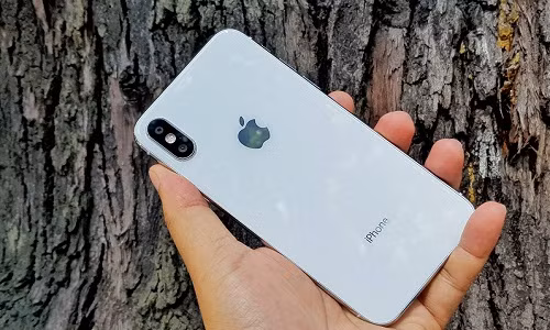 Phải đến đầu tháng 11 tới, iPhone X mới chính thức được bán ra. Tuy nhiên, tại thị trường Việt Nam đã xuất hiện iPhone X nhái với giá 2,9 triệu đồng. Ảnh: Mai Triều Nguyên/Nghenhinvietnam.