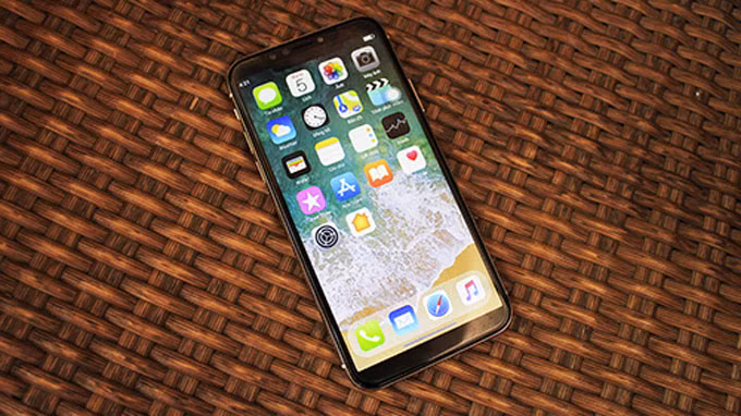 Mặt trước của máy có viền màn hình trên đỉnh khá dày. Ảnh: Bongdaplus.