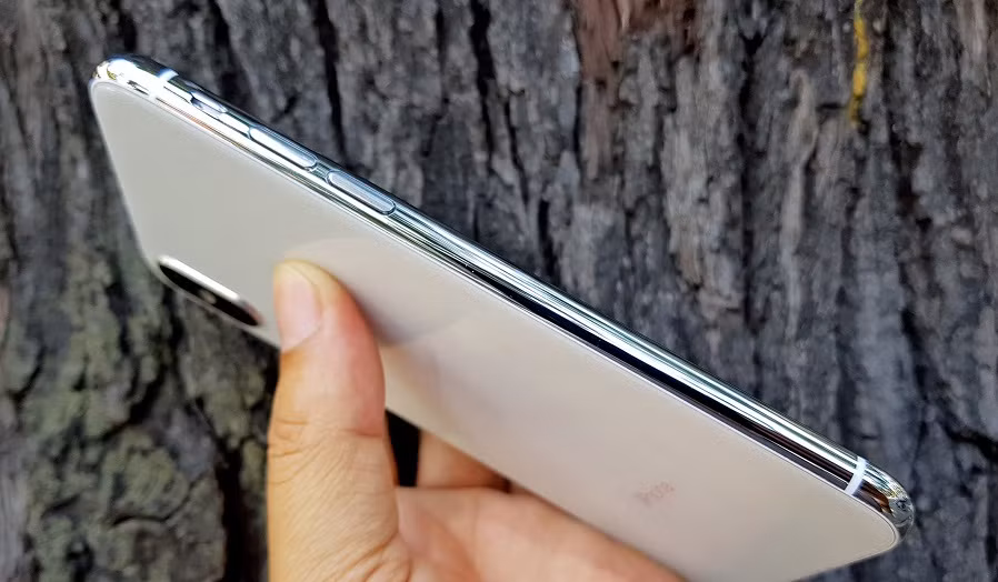 Có một điểm khác là iPhone X hàng nhái hỗ trợ thẻ nhớ ngoài trong khi iPhone chính hãng không có. Ảnh: Mai Triều Nguyên/Nghenhinvietnam.