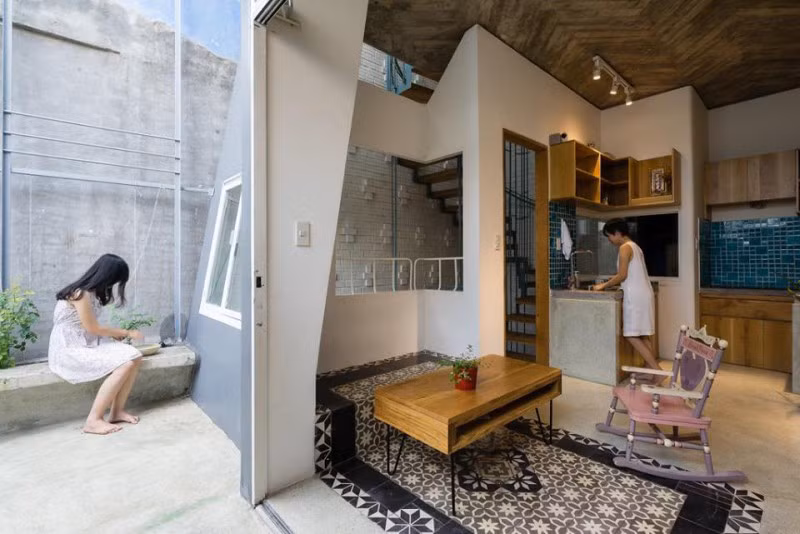 Phòng bếp, phòng khách nhỏ nhưng thoáng mát, nằm cạnh ban công.