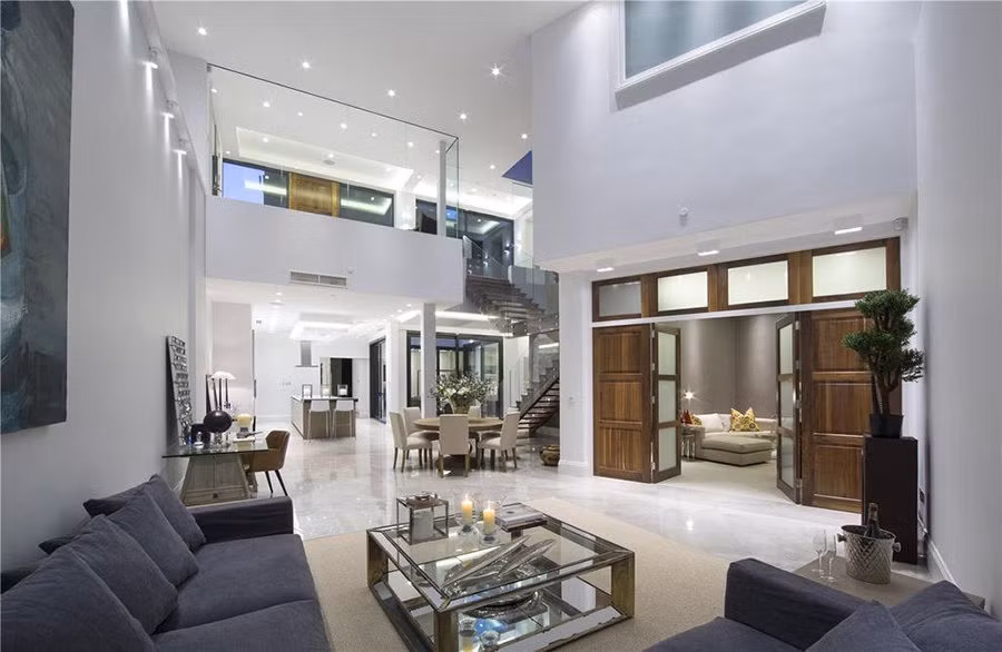 Ngôi nhà gồm phòng khách, bếp, 3 phòng ngủ, 3 phòng tắm, hầm rượu và phòng chiếu phim.