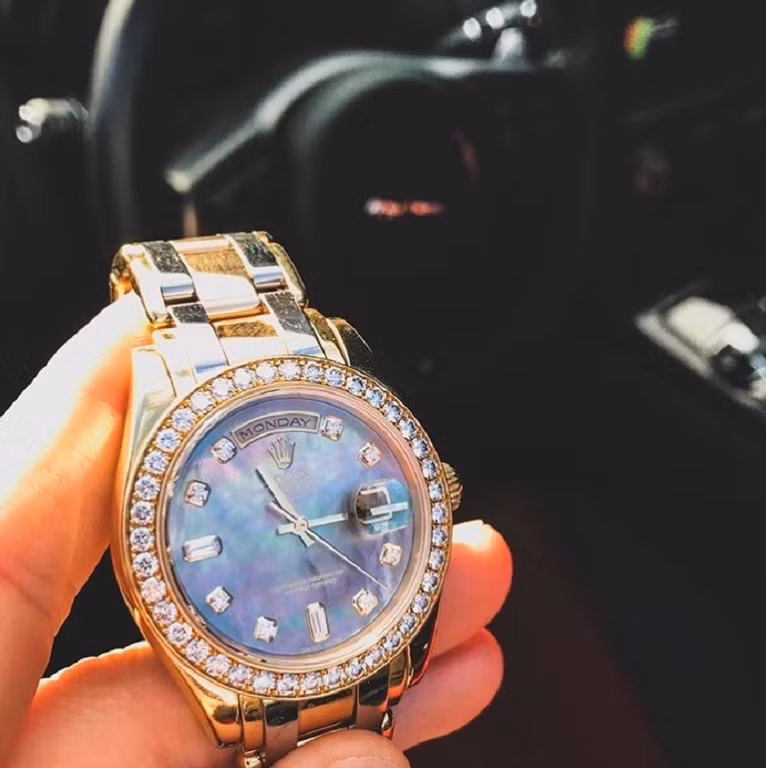 Giáng sinh của cậu ấm Jake (@Jake.stahl) là chiếc đồng hồ vàng Rolex trị giá 53.860 bảng Anh (hơn 1,6 tỷ đồng).