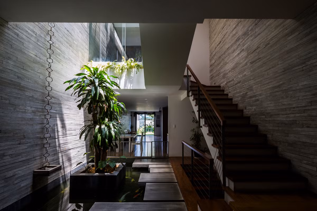 Tất cả các khu vực chức năng đều hướng đến cây xanh ở giữa nhà và ban công.