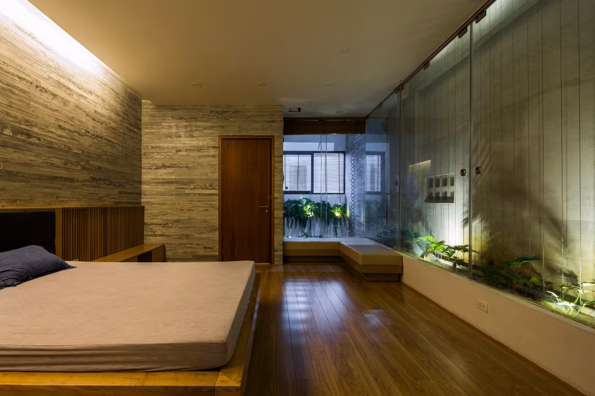Phòng ngủ không thiếu cây xanh và ánh sáng tự nhiên.