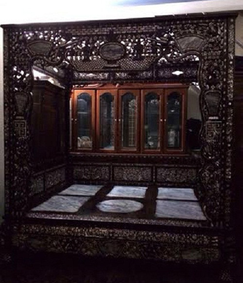 Chiếc giường công chúa gỗ sồi của một đại gia Kinh Bắc được trạm trổ họa tiết tinh vi mà chỉ giới quý tộc mới được dùng. Ảnh: Vietnamnet.