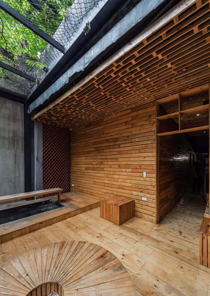 Sự sáng tạo làm nên không gian độc đáo mà gần gũi của quán cà phê.