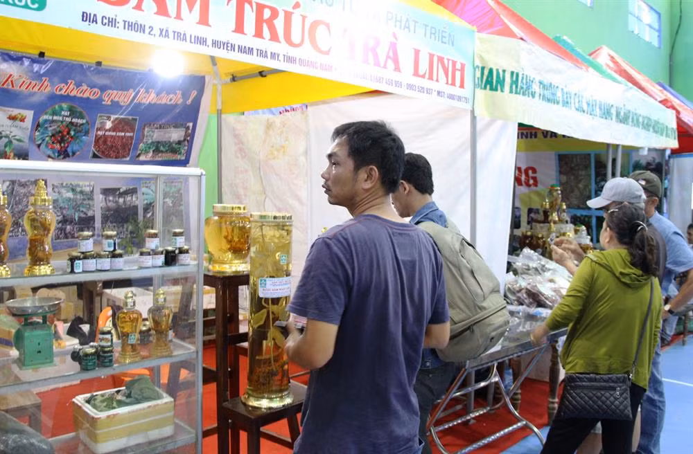 Du khách từ các tỉnh, thành trong khu vực đổ dồn về phiên chợ sâm núi Ngọc Linh để tìm mua những củ sâm ưng ý. Ảnh: Lao động.