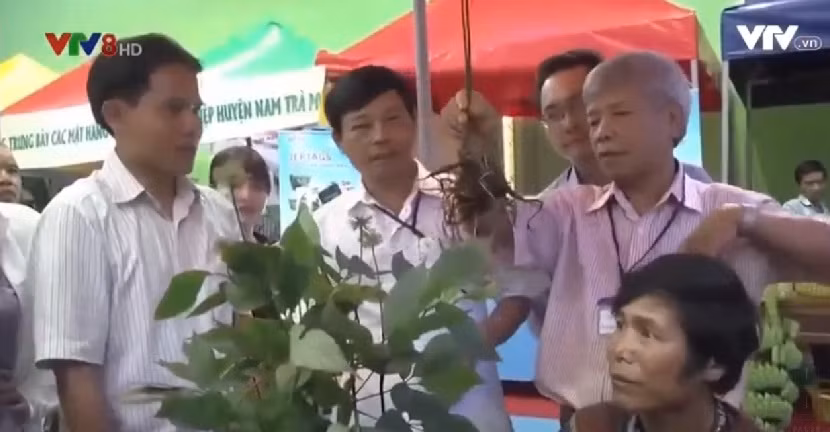 Người mua và người bán tấp nập. Ảnh: VTV8.