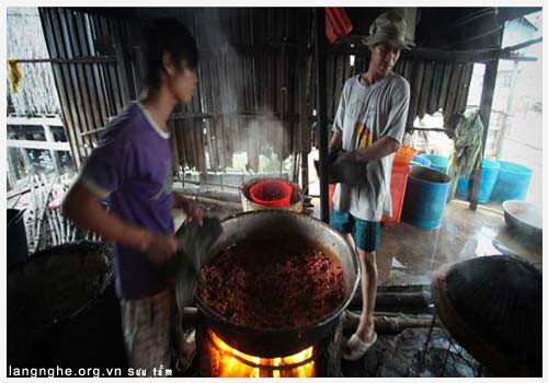 Nếu vào mùa mưa, tôm được cho vào lò sấy. Ảnh: Langnghe.
