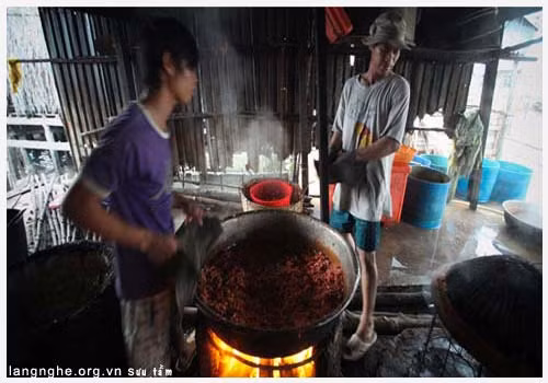 Nếu vào mùa mưa, tôm được cho vào lò sấy. Ảnh: Langnghe.