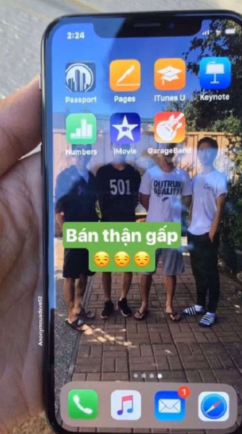 Đáng chú ý hơn, một trong những bức ảnh đó có đi kèm với dòng chữ tiếng Việt: "Bán thận gấp". 4 nam thanh niên xuất hiện trong hình nền đều là người châu Á.