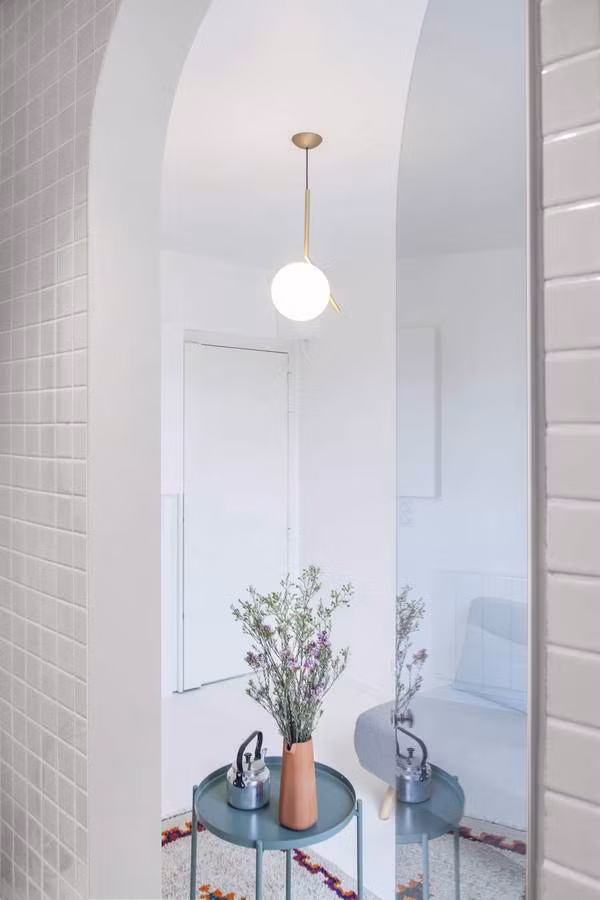 Dù nhỏ bé, căn hộ này vẫn có không gian sống đáng mong ước, đặc biệt là ban công đầy nắng với tầm view nhìn ra Paris hoa lệ.