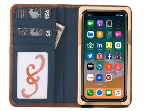 Ốp lưng nắp gập đa tính năng cho iPhone X. Theo đó, ốp có thiết kế kèm theo các khe giữ thẻ ngân hàng hoặc các loại thẻ từ khác. Ảnh: P&amp;Q.