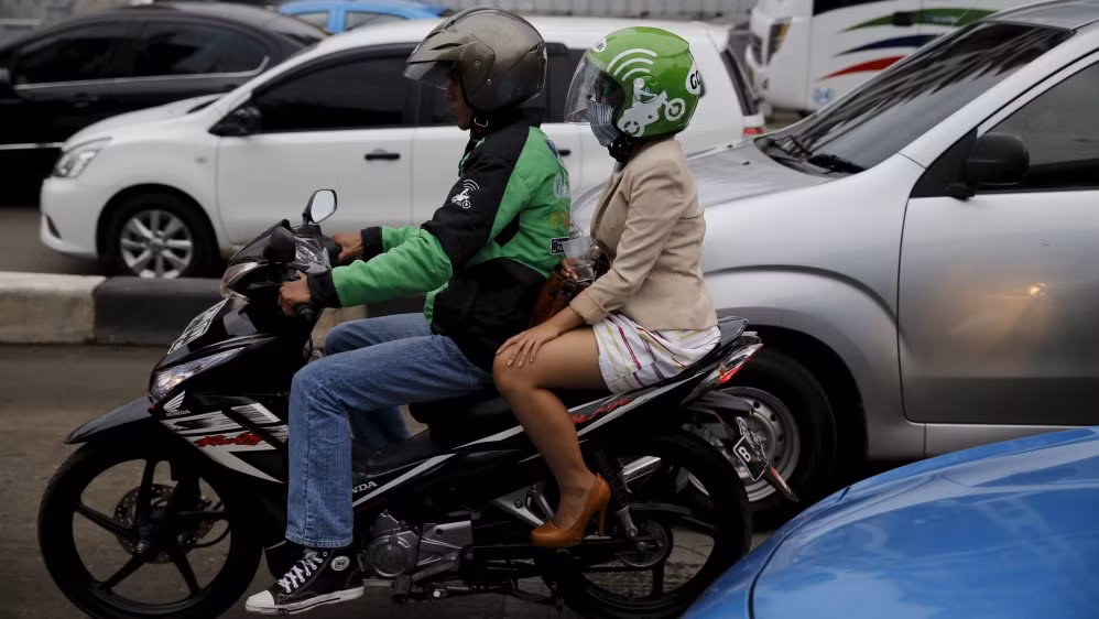 Dịch vụ gọi xe ôm Go-Jek được xem là một giải pháp nhằm cắt giảm lượng xe cá nhân tại Indonesia, quốc gia thường phải đối mặt với vấn nạn kẹt xe. Ảnh: Al Jazeera.