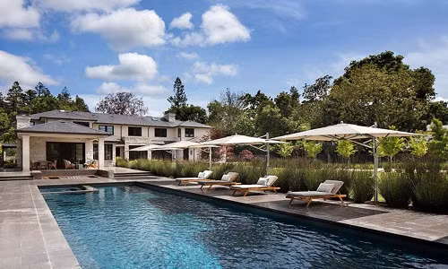 Theo xếp hạng thường niên của Forbes, Atherton thuộc bang California là khu vực có giá nhà đắt đỏ nhất tại Mỹ. Giá trung bình cho một căn nhà tại khu vực này là 9.686.000 USD và mỗi căn nhà được bán trong vòng 190 ngày. Cùng với hãng tư vấn quản lý và đầu tư bất động sản Yardi, trang Business Insider thống kê 11 dinh thự đắt giá nhất tại khu vực này. 1. 150 Almendral Avenue - 29,95 triệu USD