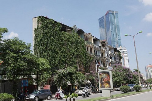 Những ngôi nhà siêu mỏng trên phố Đào Tấn. Ảnh: báo Xây Dựng.