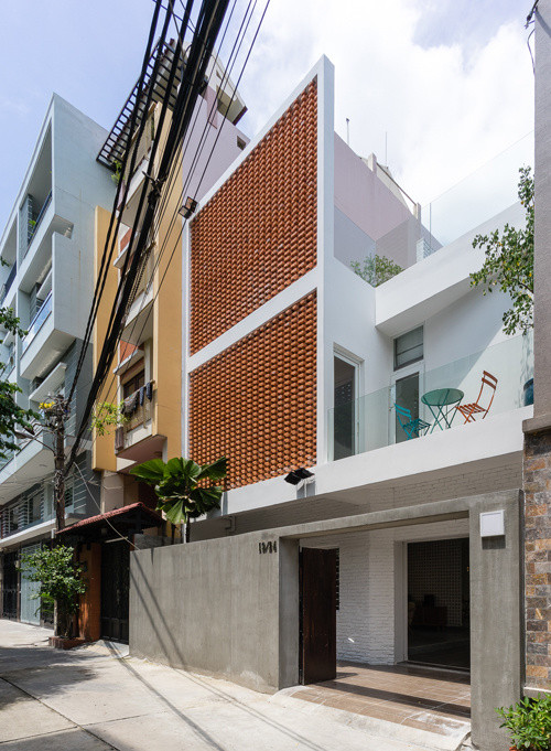 Ngôi nhà ống tại quận Phú Nhuận của một gia đình 5 người khiến ai ngang qua cũng phải trầm trồ bởi mặt tiền độc đáo và thiết kế giếng trời tiện ích.