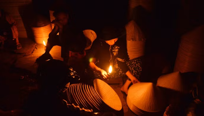 Chợ nón Gò Găng họp ở phường Nhơn Thành, thị xã An Nhơn, TP. Quy Nhơn, Bình Định chỉ họp từ khoảng tầm 3h, 4h sáng. Chợ chỉ bán một mặt hàng duy nhất là nón lá thô, vật dụng làm nón. Ảnh: Dân Việt.