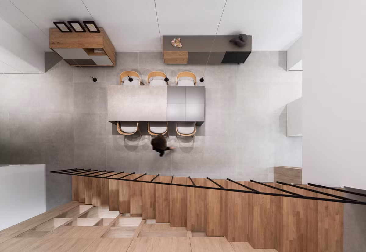 Phòng ăn thông với tầng hai.