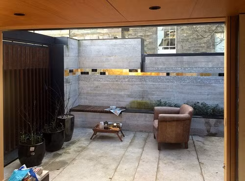 Sân vườn rộng trở thành góc thư giãn của cả nhà.