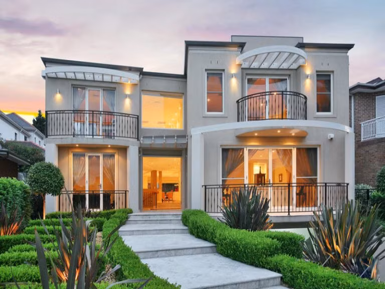 Biệt thự 2 tầng đẹp hiện đại từ ngoại thất đến nội thất. Những đường nét thiết kế theo dạng hình khối nhưng không cứng nhắc. Ảnh: Nhadepsang.